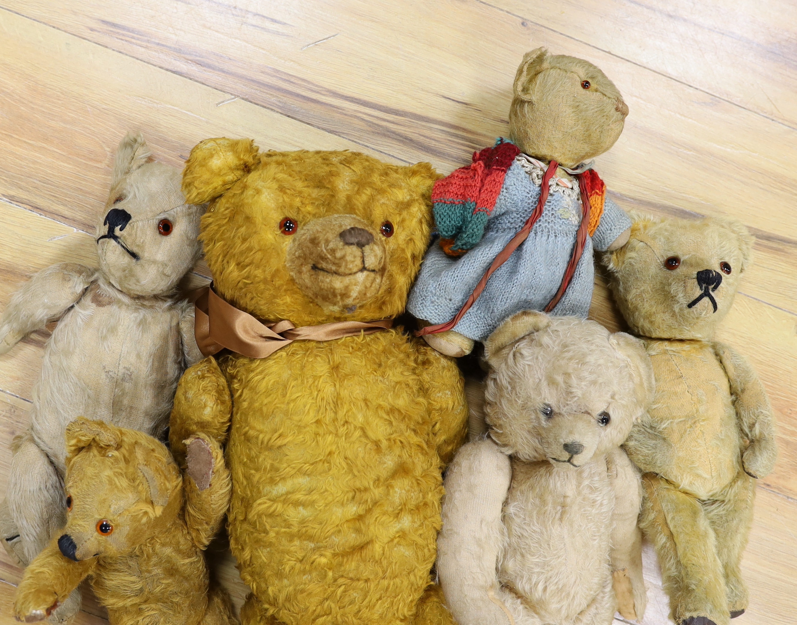 Six bears including one German cotton plush, all for restoration (6)